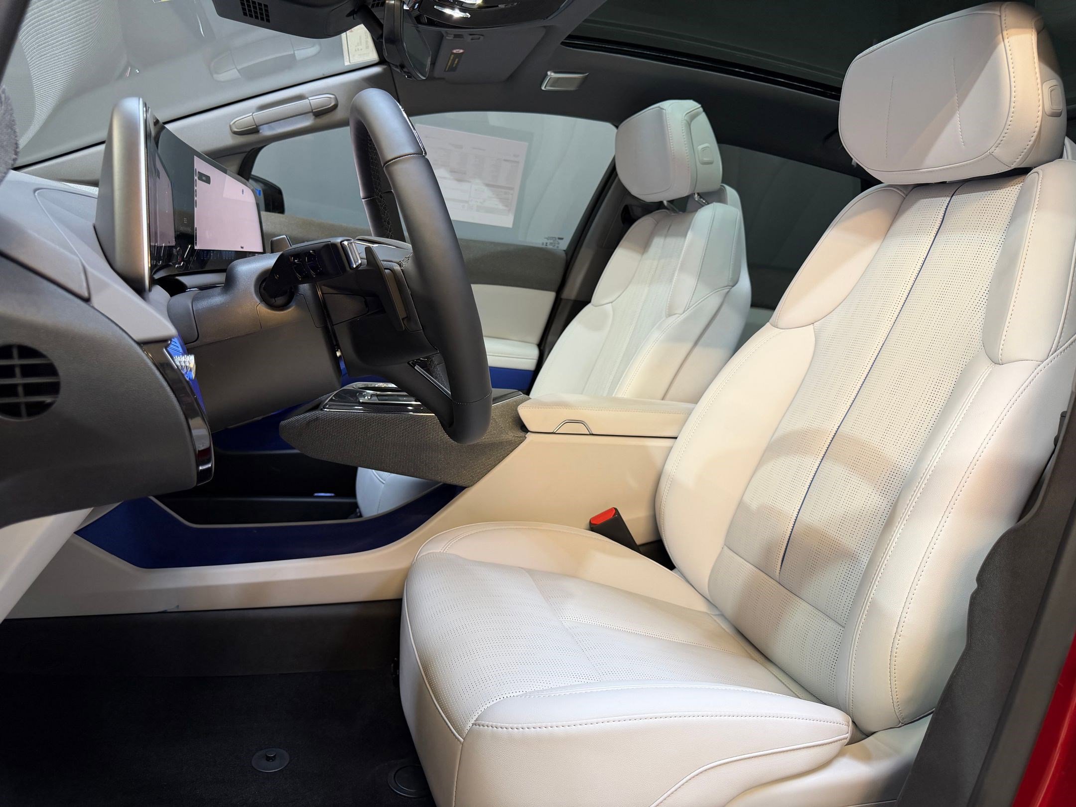 New 2025 Cadillac Optiq Sport 2 w/ LPO, Floor Liner Package image 25