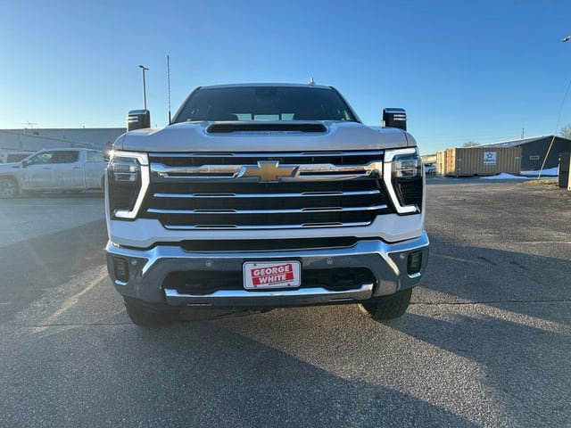 Used 2025 Chevrolet Silverado 2500 LTZ w/ LTZ Premium Package AWD/4WD image 9