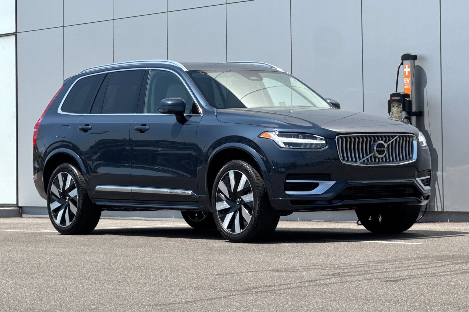Used 2023 Volvo XC90 T8 Ultimate w/ Protection Package Premier AWD/4WD image 7