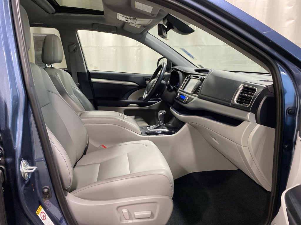 Used 2019 Toyota Highlander XLE image 11