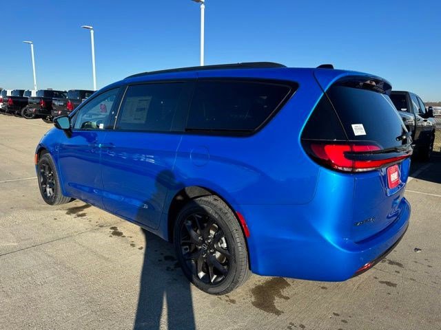 New 2026 Chrysler Pacifica Select image 5