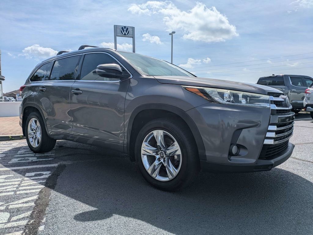 Used 2017 Toyota Highlander Limited AWD/4WD image 3