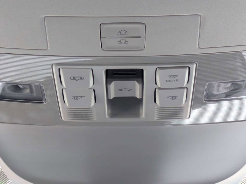 Certified 2025 Volkswagen Taos SE w/ Panoramic Sunroof Package image 22