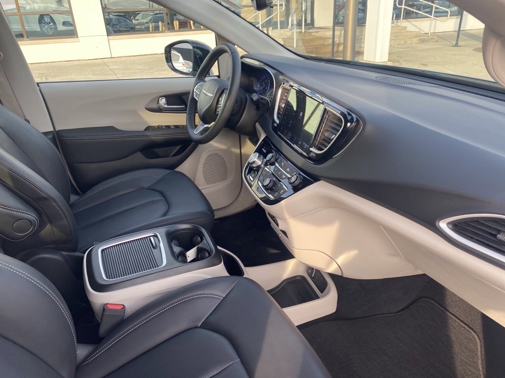 Used 2024 Chrysler Pacifica Touring-L image 27