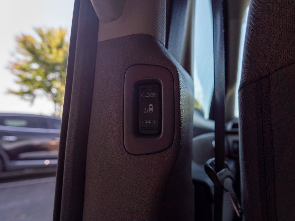 Used 2016 Honda Odyssey SE image 17