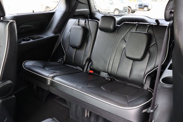 Used 2025 Chrysler Pacifica Limited image 11