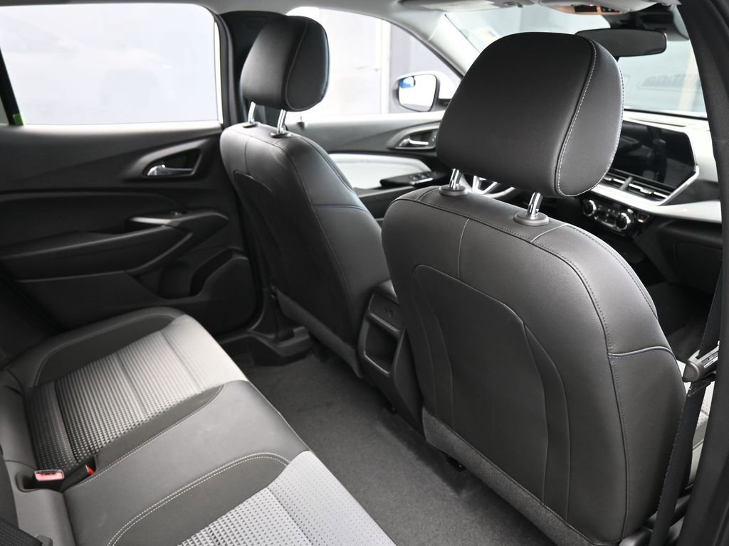 Used 2025 Chevrolet Trax LT w/ LT Convenience Package image 43