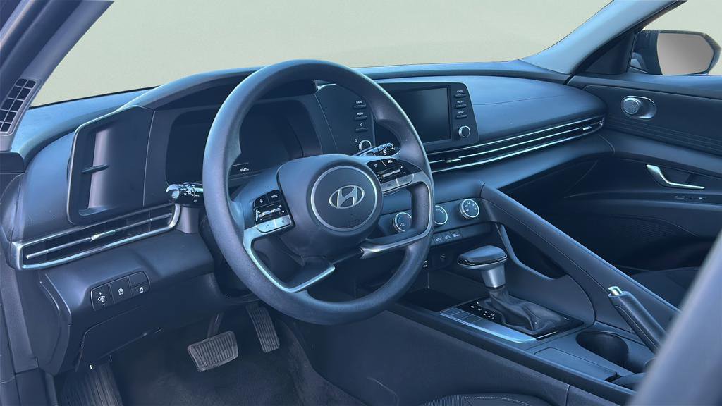 Certified 2025 Hyundai Elantra SE image 11