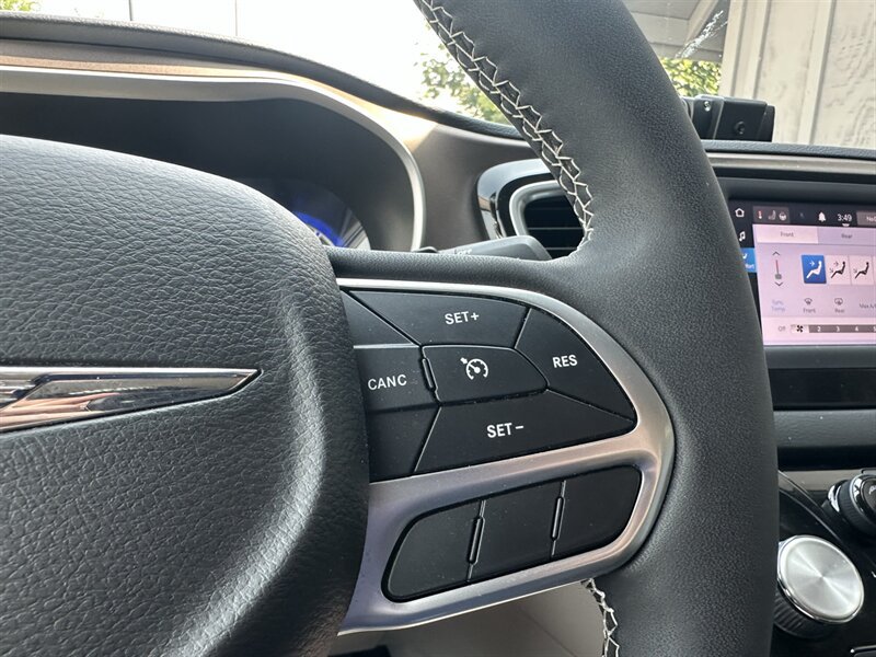 Used 2022 Chrysler Voyager LX FWD image 23