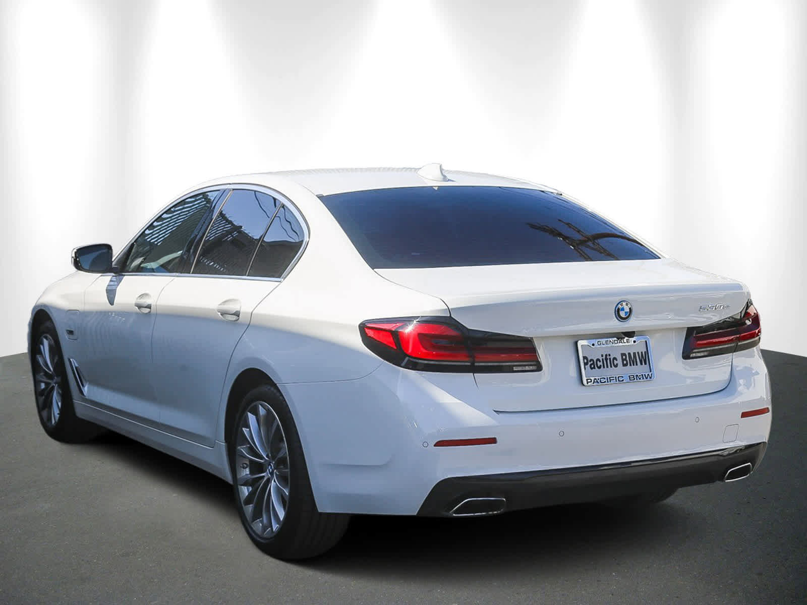 Used 2023 BMW 530e w/ Convenience Package image 4