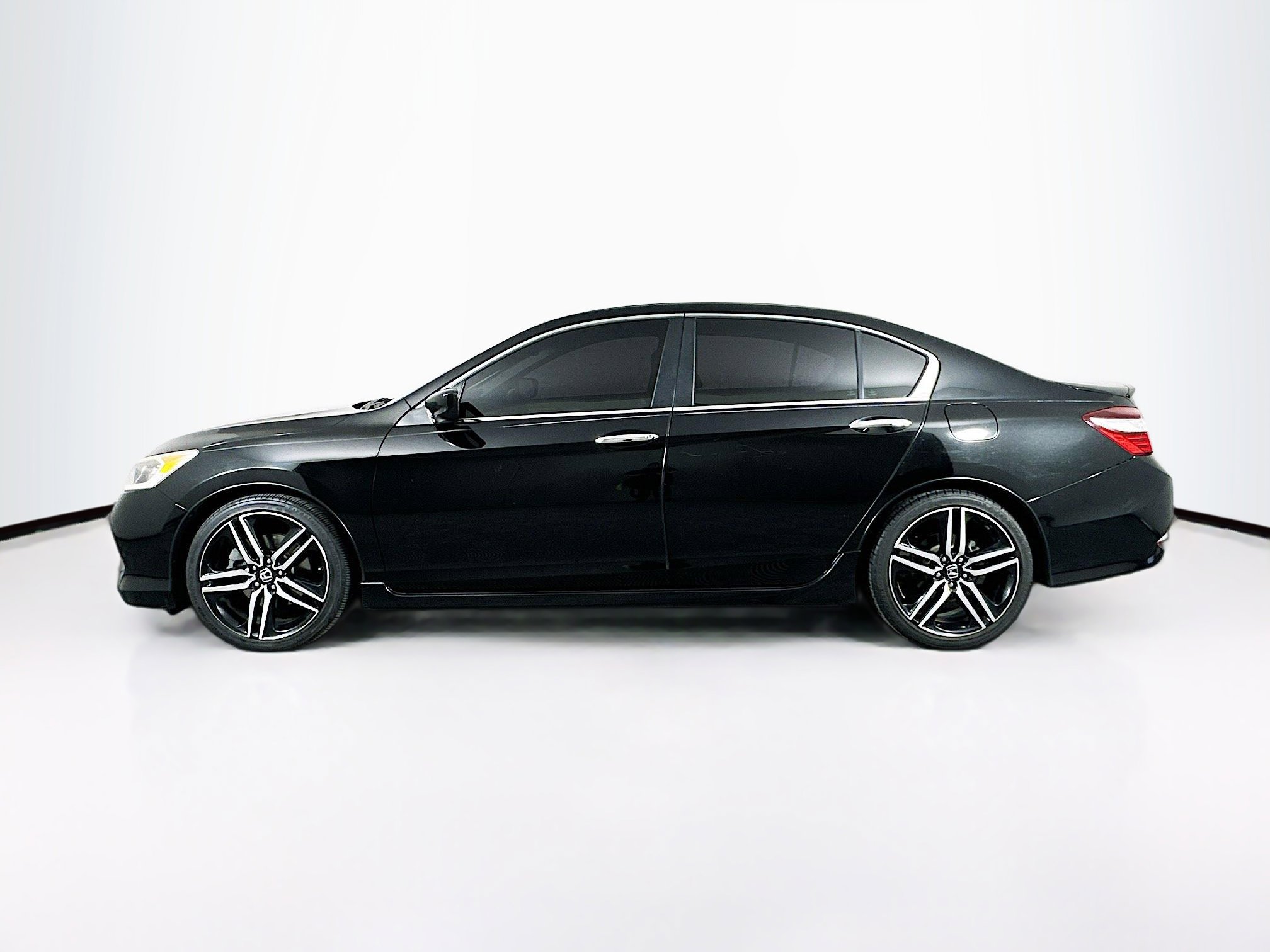 Used 2016 Honda Accord Sport image 4