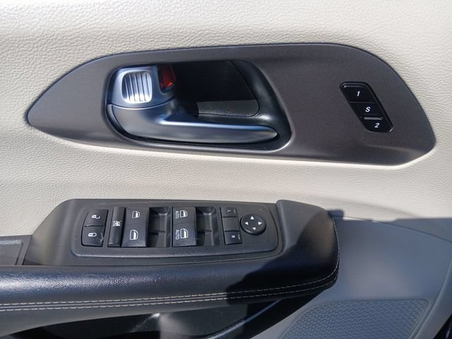 Used 2023 Chrysler Pacifica Touring-L FWD image 14