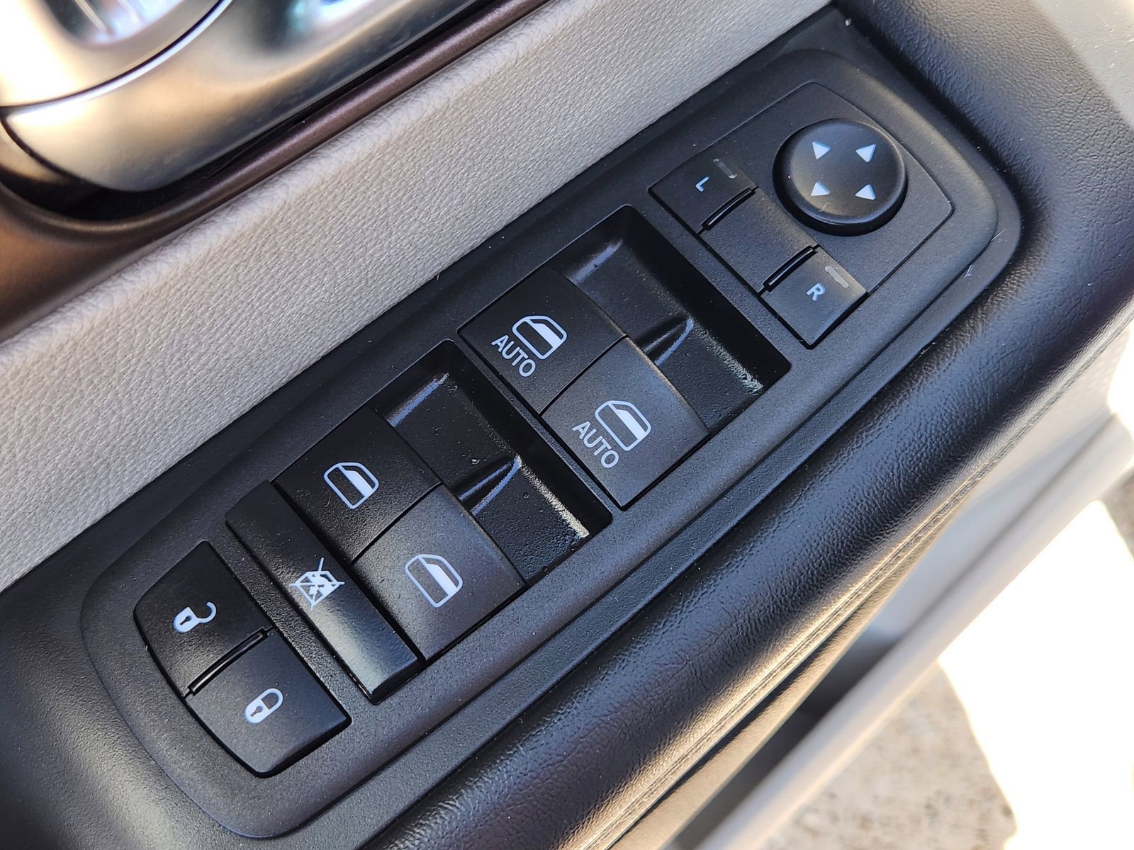 Used 2023 Chrysler Voyager LX image 31