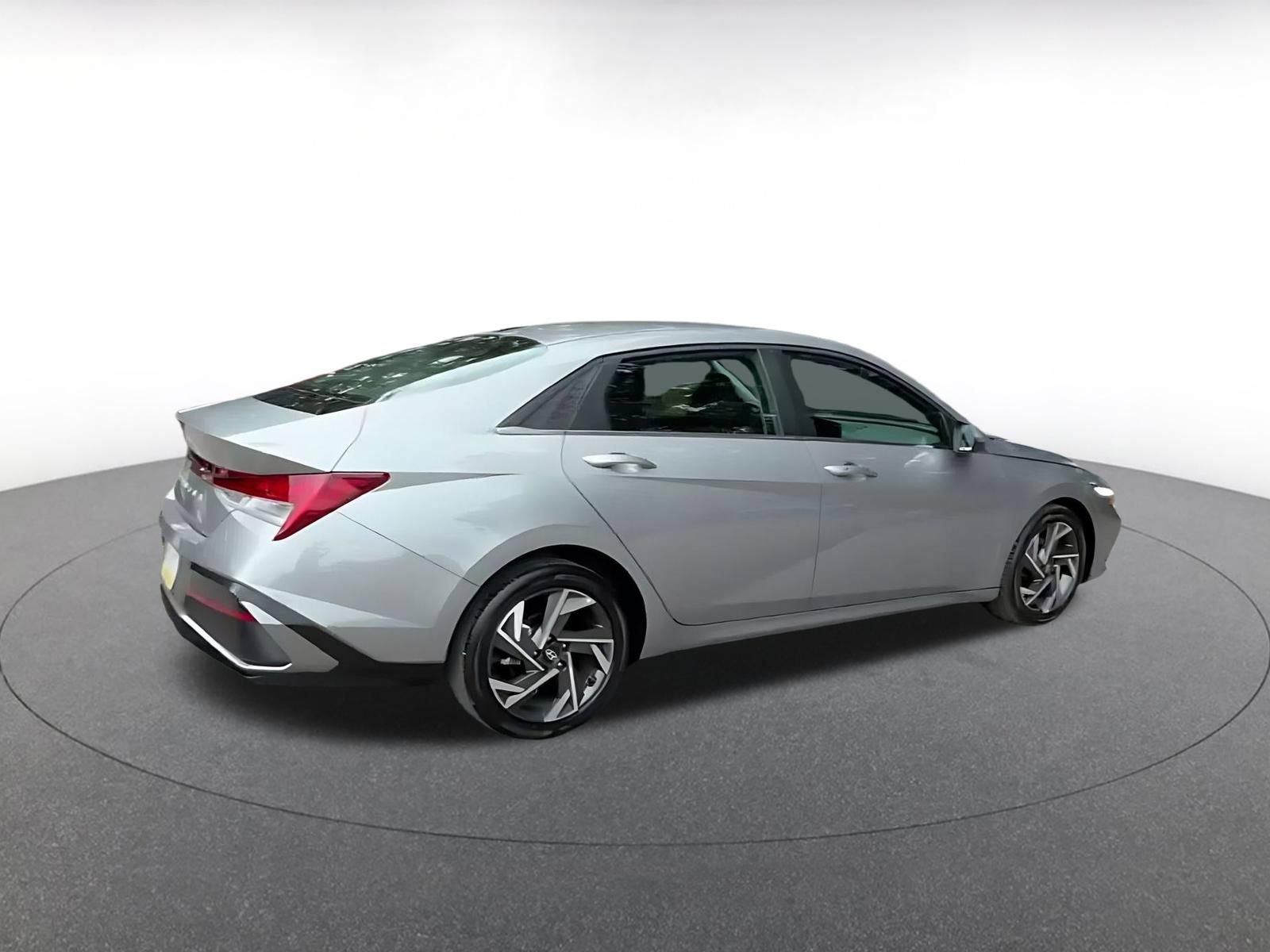 Used 2025 Hyundai Elantra SEL FWD image 13