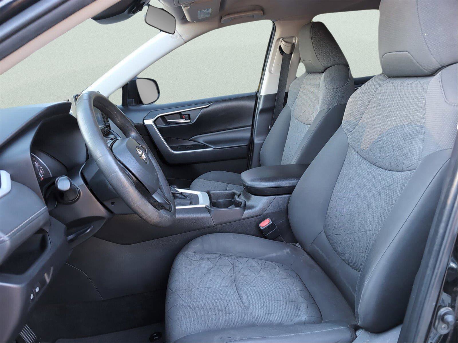 Used 2021 Toyota RAV4 XLE image 9