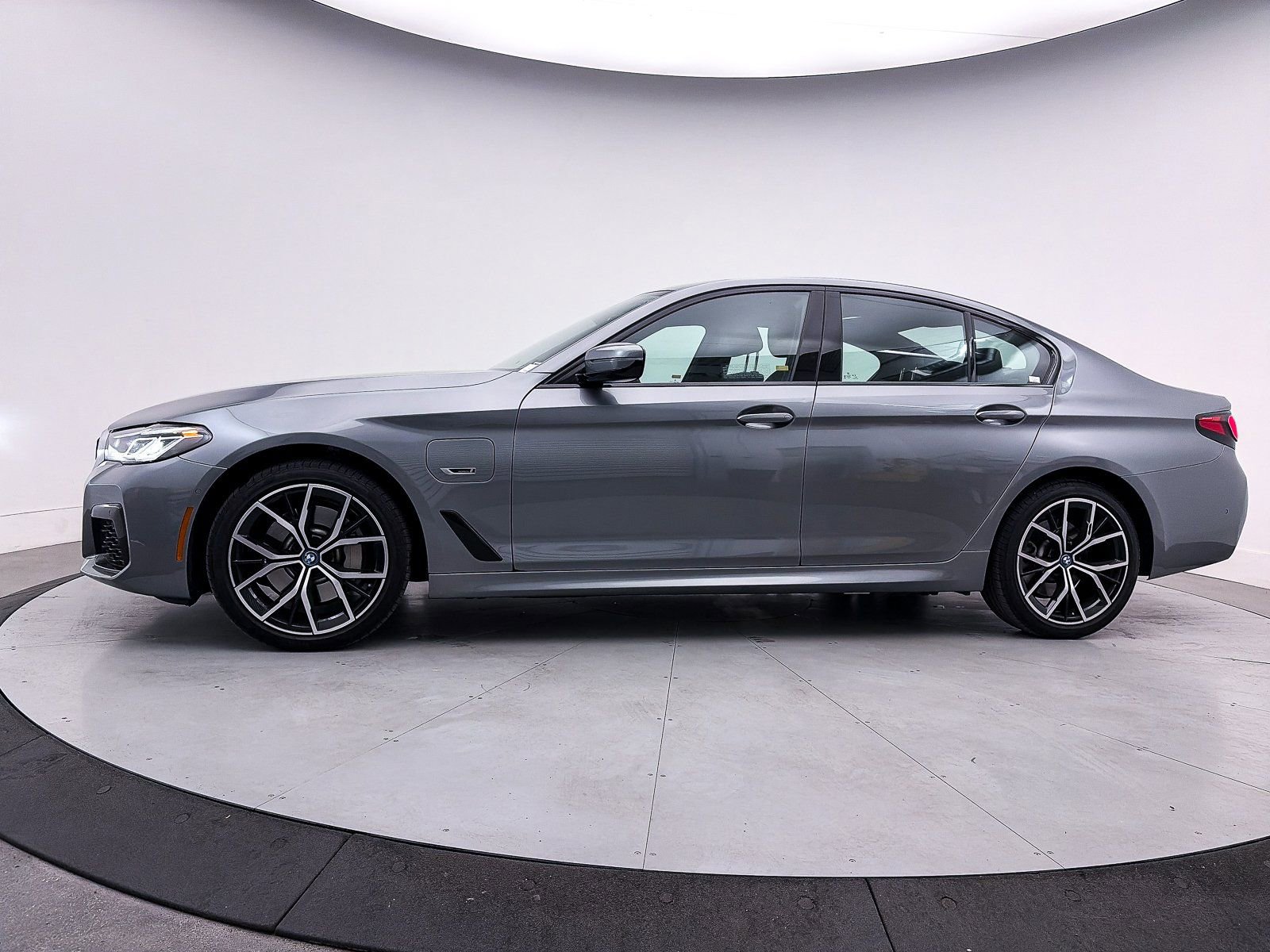 Used 2023 BMW 530e w/ M Sport Package image 41