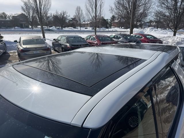 Used 2023 Land Rover Discovery S image 8