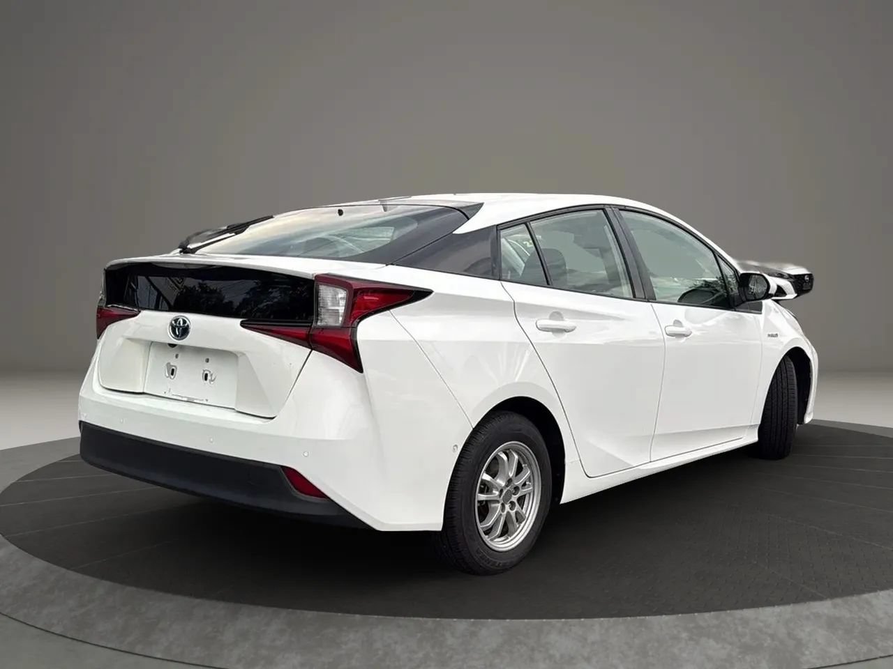 Used 2022 Toyota Prius LE FWD image 5