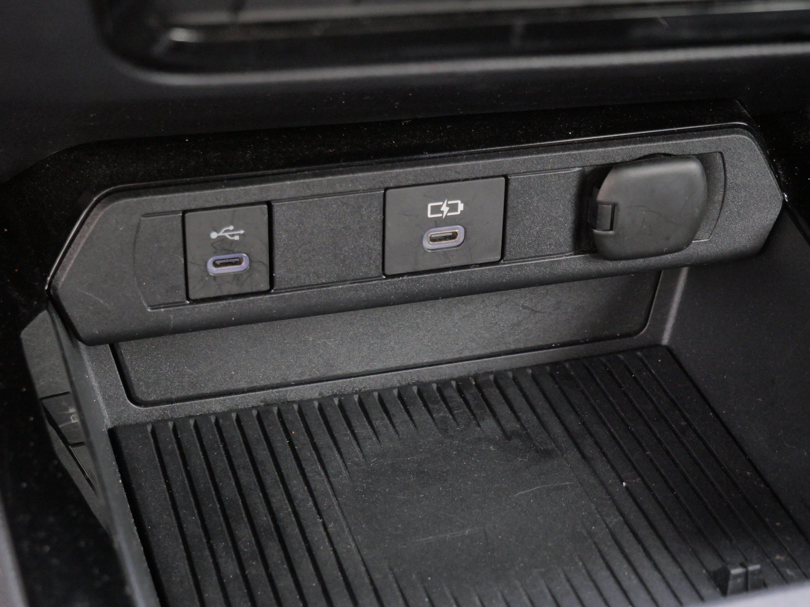 Certified 2025 Toyota Prius LE FWD image 31