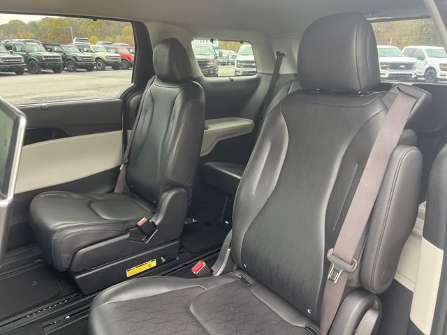 Used 2024 Kia Carnival EX image 14