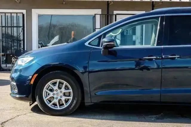 Used 2021 Chrysler Pacifica Touring-L image 12