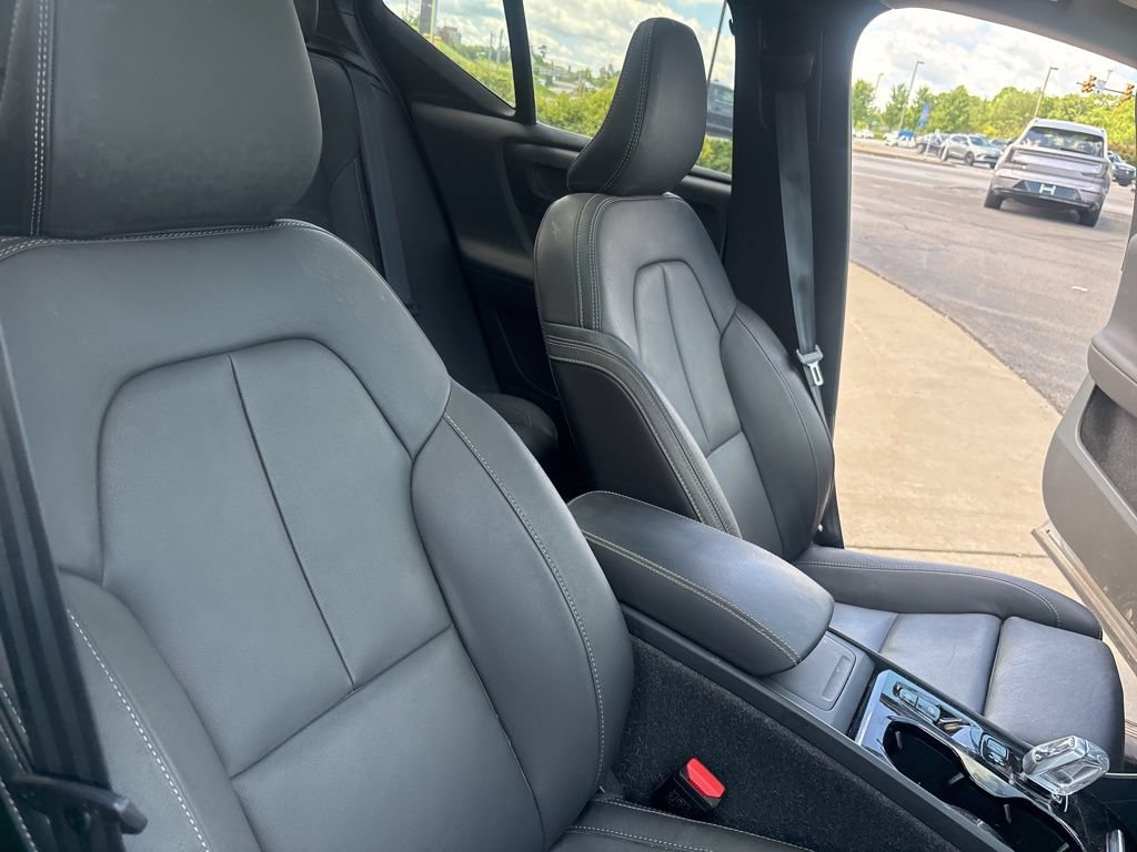 Certified 2024 Volvo XC40 B5 Ultimate w/ Protection Package Premier AWD/4WD image 31