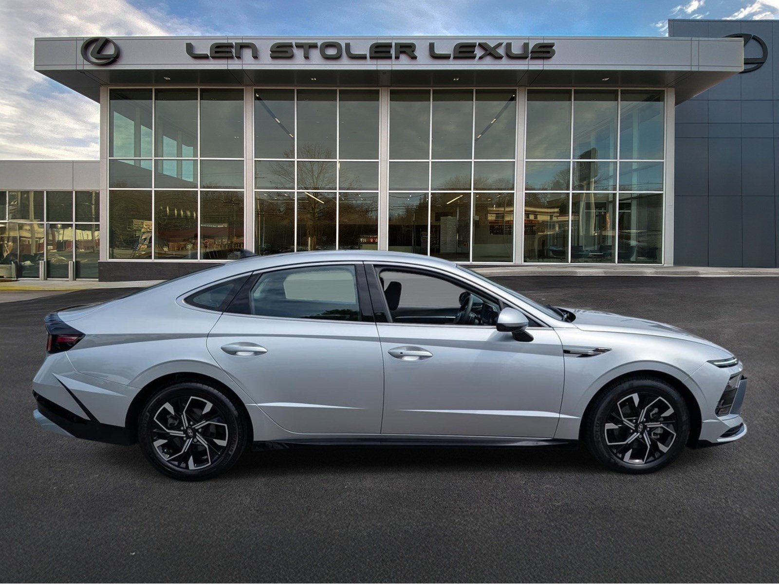 Used 2024 Hyundai Sonata SEL FWD image 2