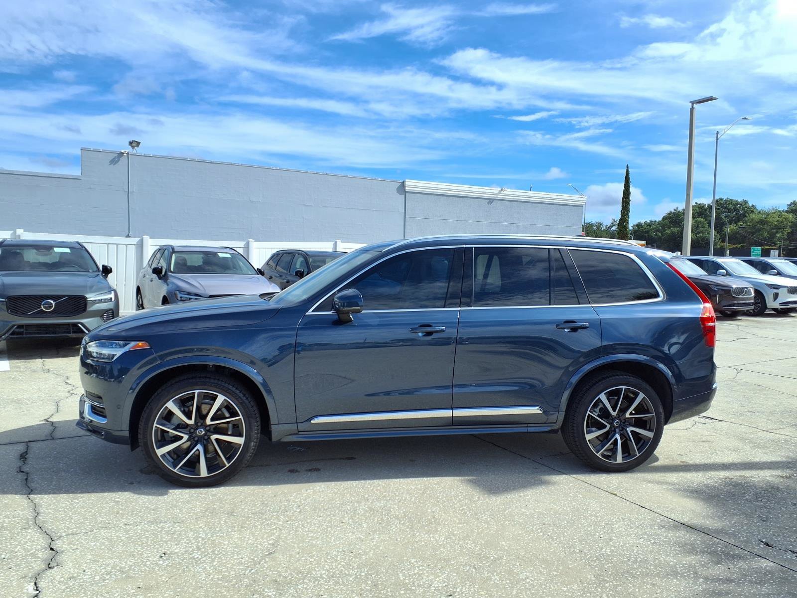 Certified 2023 Volvo XC90 B6 Plus AWD/4WD image 4
