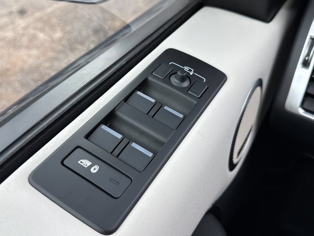 Used 2025 Land Rover Discovery S AWD/4WD image 39