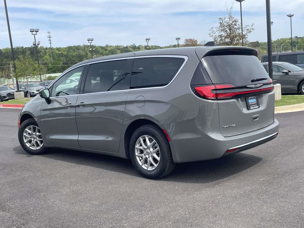 Used 2025 Chrysler Pacifica Select image 5