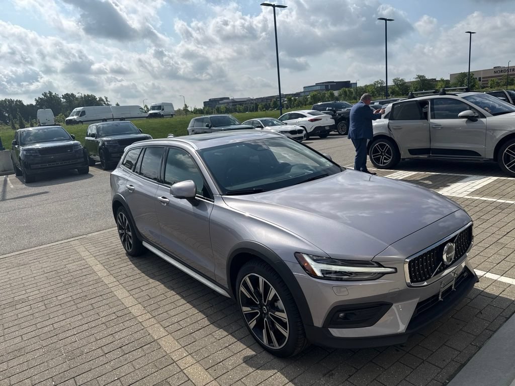 Used 2026 Volvo V60 B5 Cross Country Ultra w/ Climate Package AWD/4WD image 2