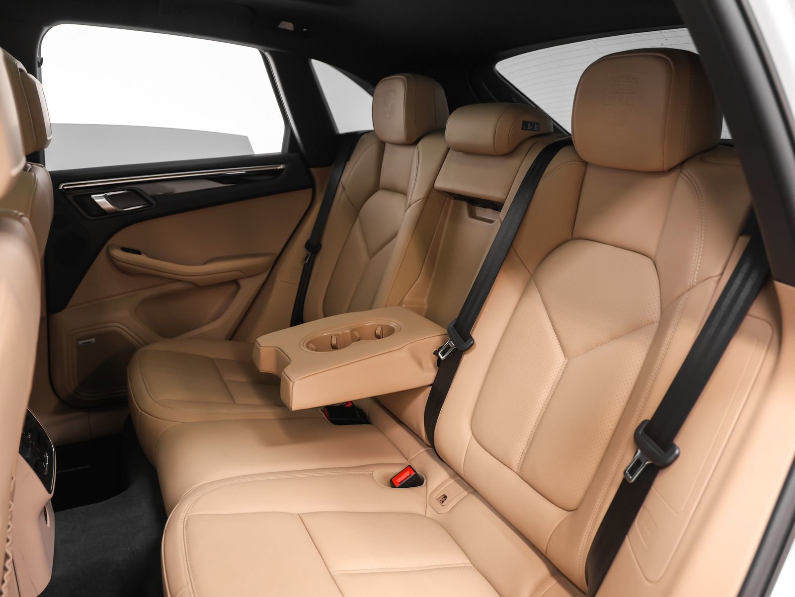 Certified 2023 Porsche Macan AWD/4WD image 36