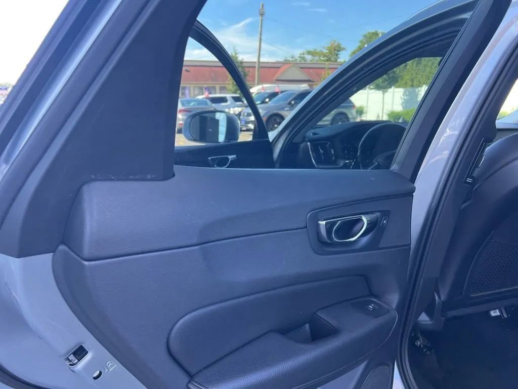 Used 2018 Volvo XC60 T5 Momentum w/ Advanced Package image 36