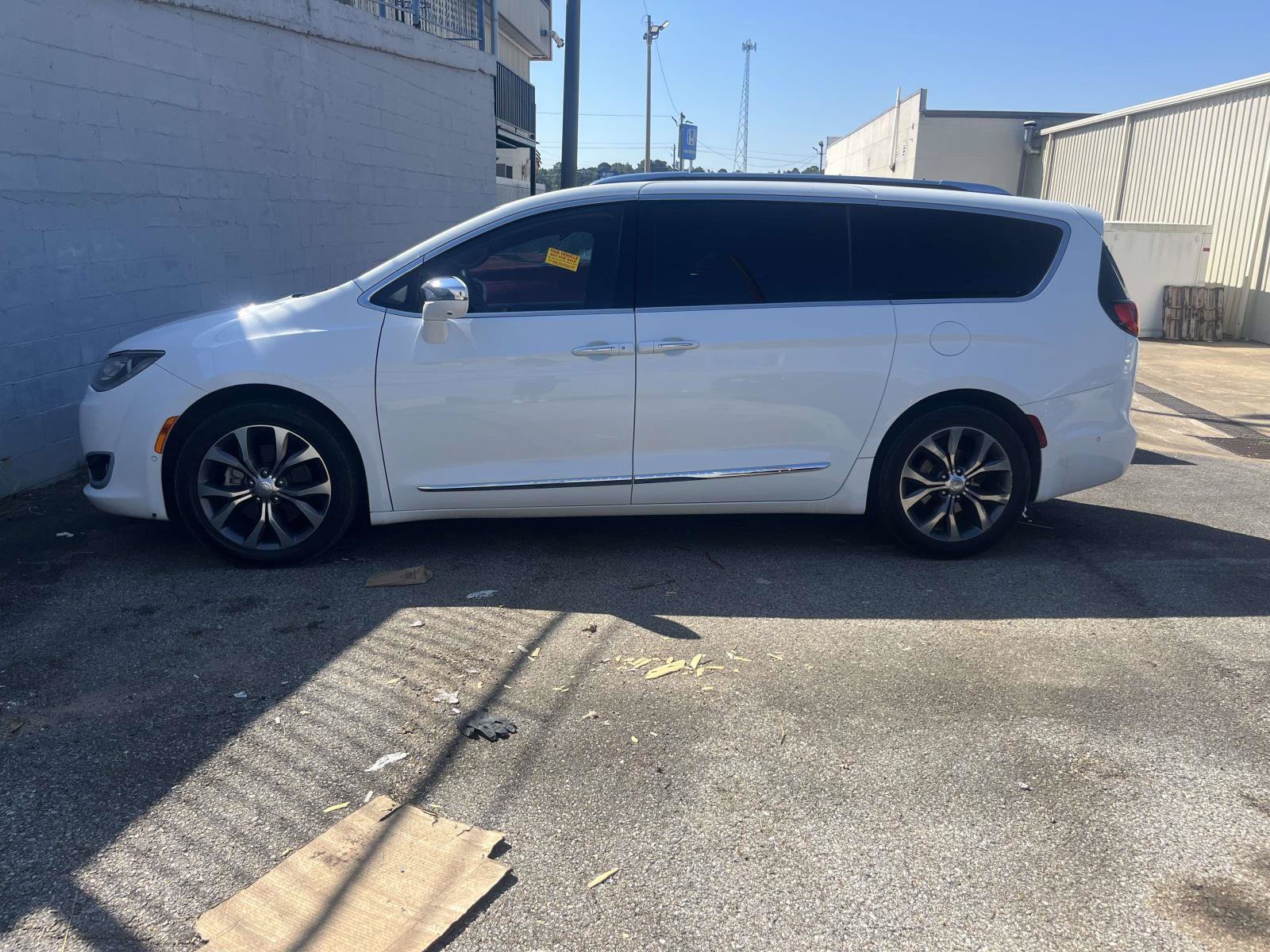 Used 2017 Chrysler Pacifica Limited FWD image 2