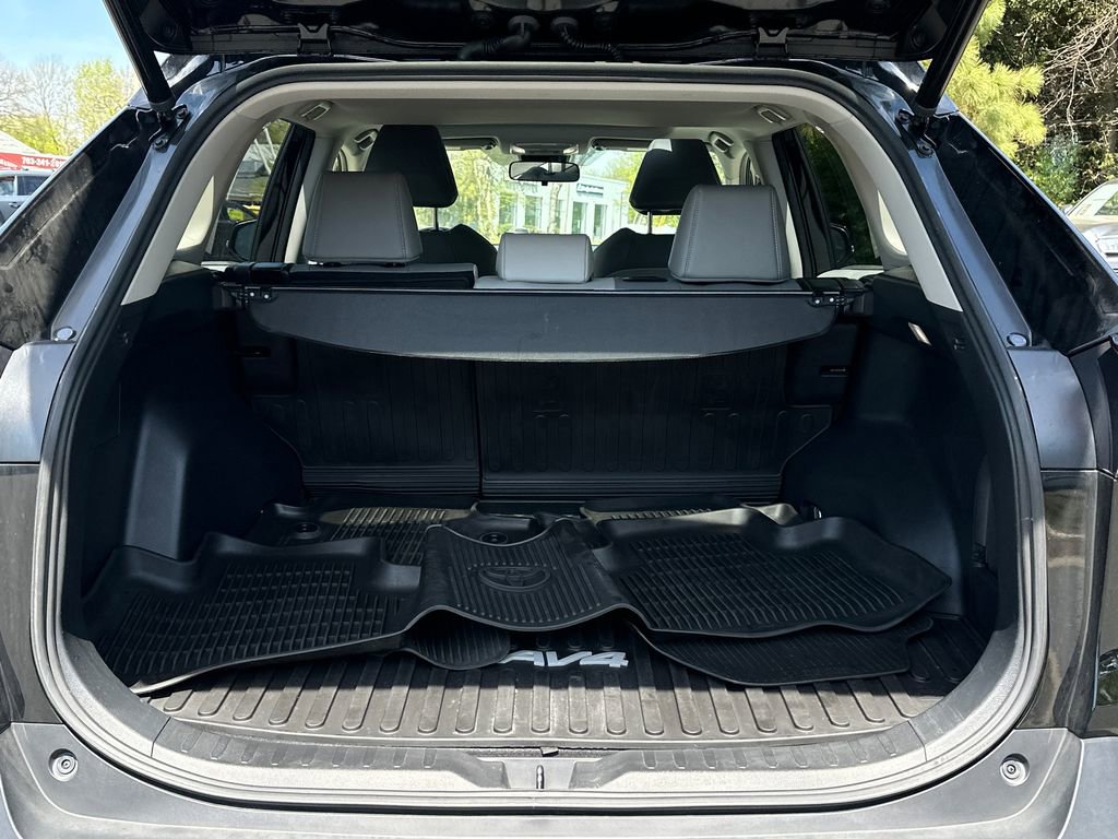 Used 2022 Toyota RAV4 XLE Premium image 6