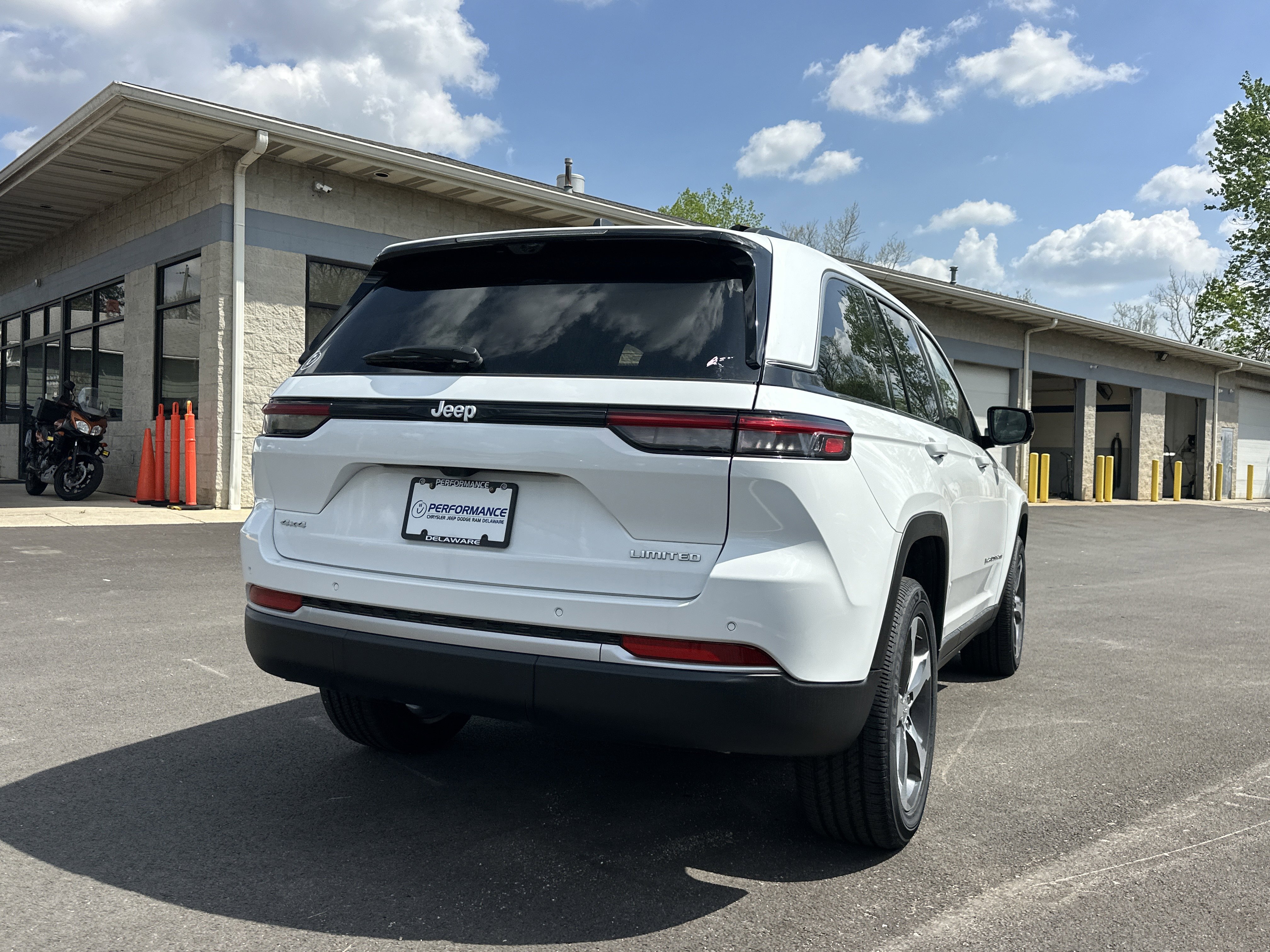 New 2026 Jeep Grand Cherokee Limited w/ Luxury Tech Group II AWD/4WD image 13