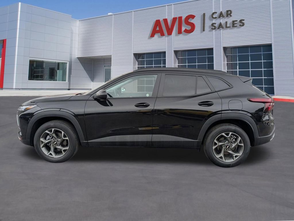Used 2025 Chevrolet Trax LT w/ LT Convenience Package FWD image 2