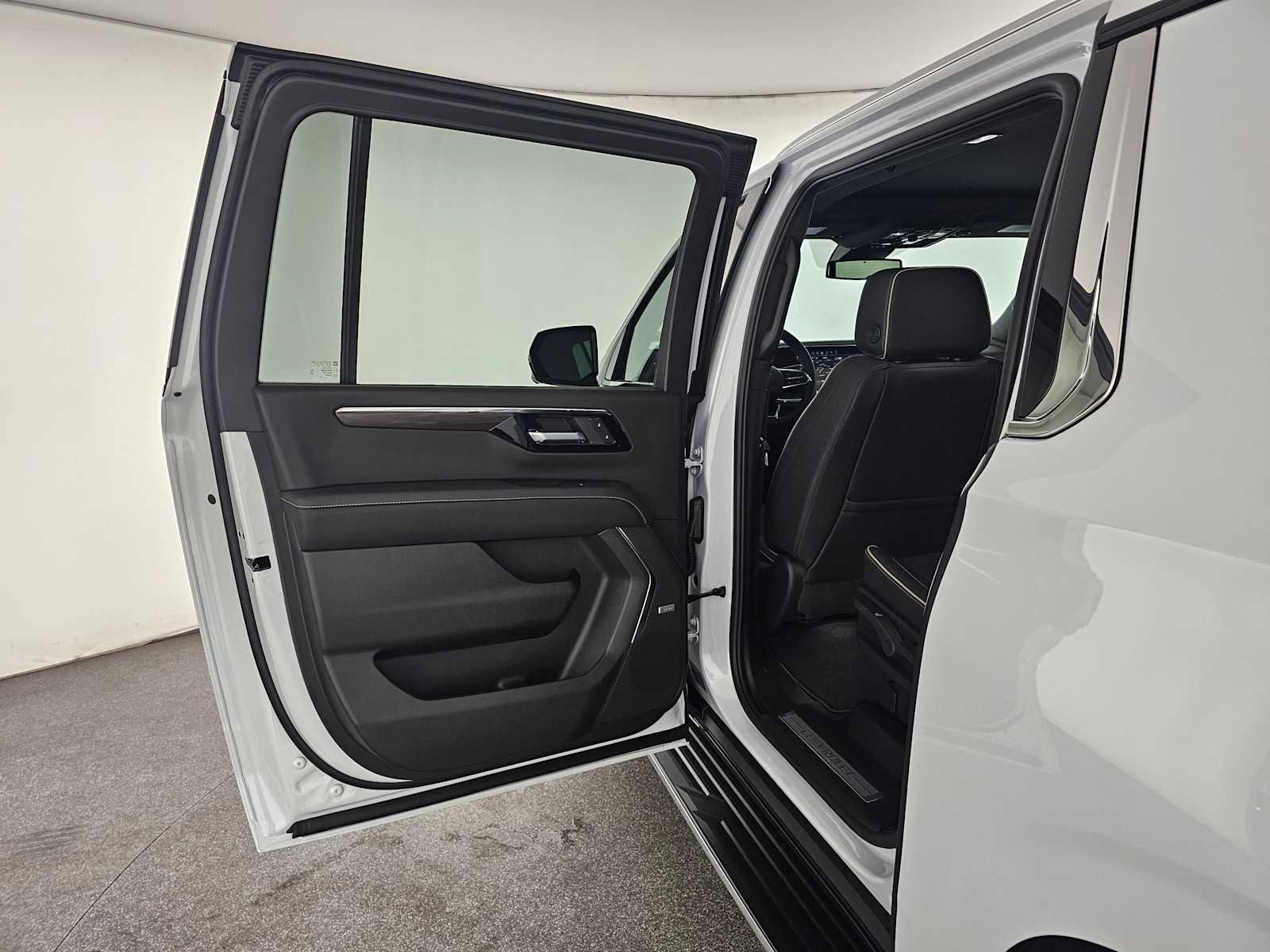 New 2026 Chevrolet Suburban Premier w/ Sun And Tow Package AWD/4WD image 17
