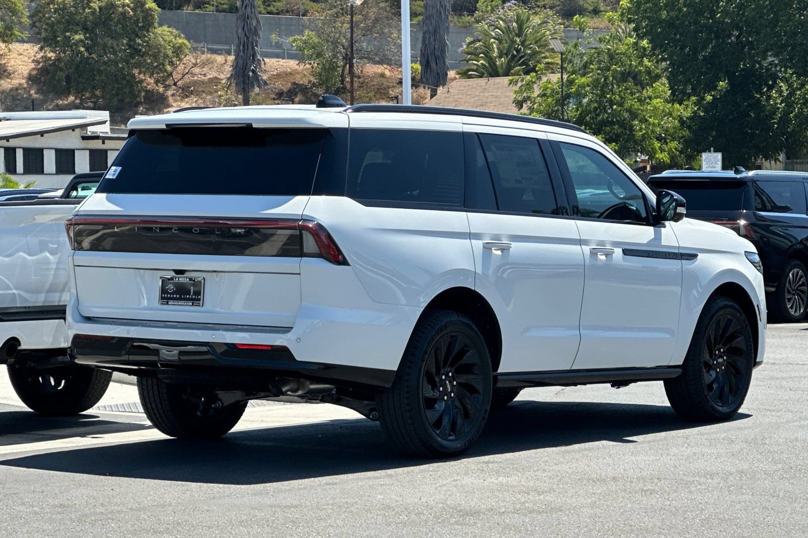 New 2026 Lincoln Navigator Reserve w/ Jet Appearance Package AWD/4WD image 3