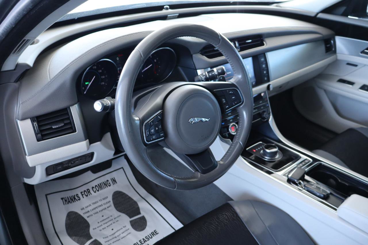 Used 2017 Jaguar XF Premium image 15