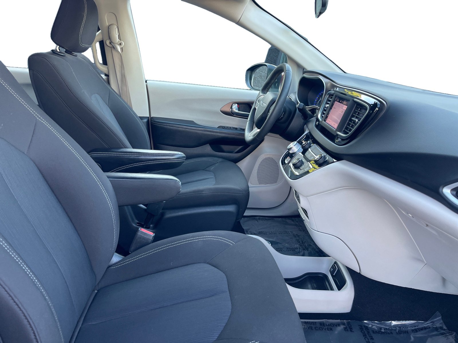 Used 2022 Chrysler Voyager LX image 15