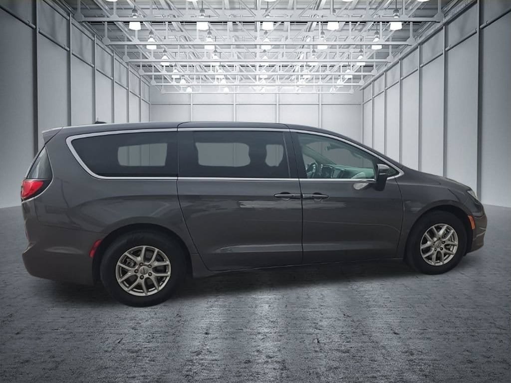 Used 2023 Chrysler Pacifica Touring-L FWD image 8