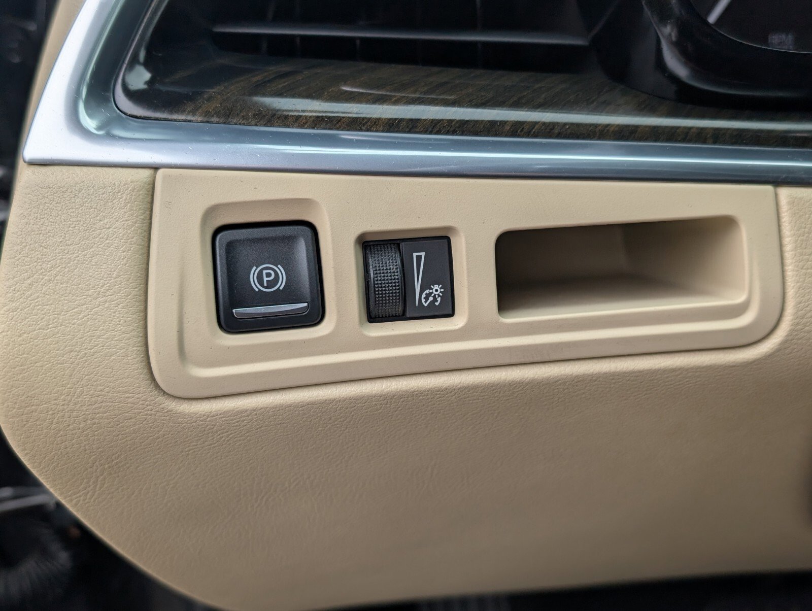 Used 2018 Cadillac XT5 FWD w/ LPO, Wheel Lock Package image 41