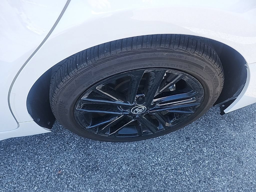 Used 2025 Toyota Camry SE w/ Multimedia Upgrade Package FWD image 16