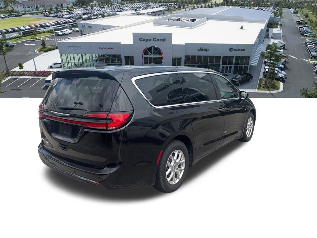 Used 2023 Chrysler Pacifica Touring-L FWD image 9