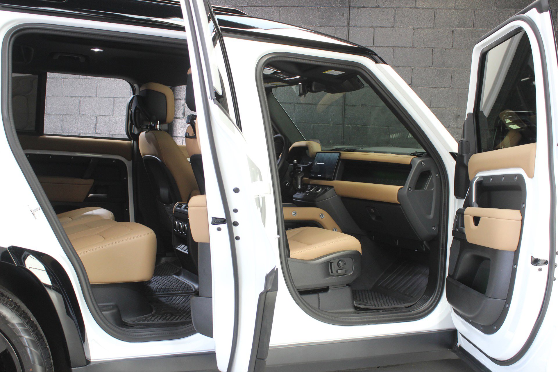 Used 2025 Land Rover Defender 110 X-Dynamic SE image 28