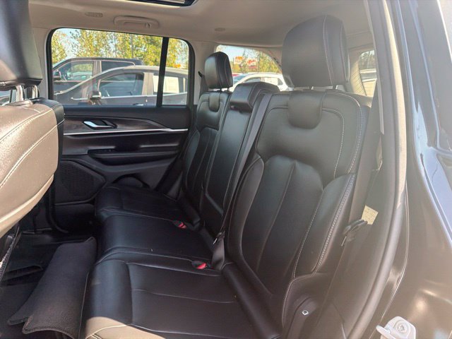 Used 2023 Jeep Grand Cherokee Limited w/ Trailer Tow Prep Group (B) AWD/4WD image 11