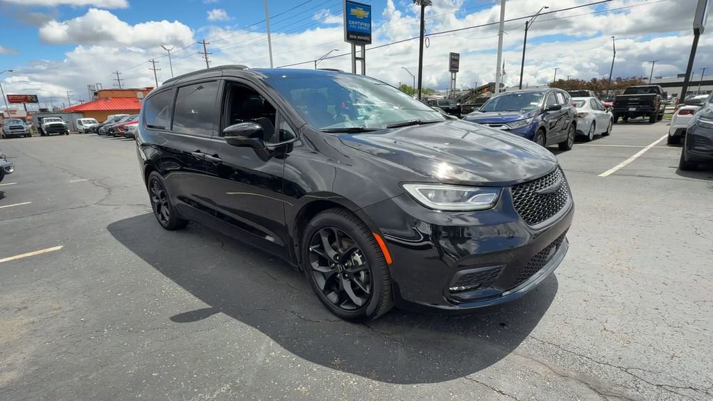 Used 2025 Chrysler Pacifica Limited FWD image 2