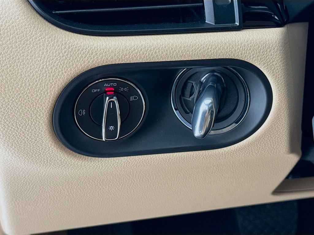 Certified 2025 Porsche Macan image 15
