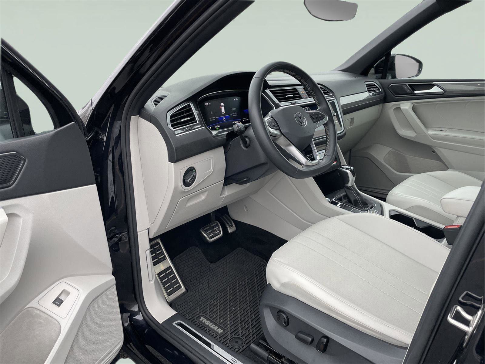 Used 2023 Volkswagen Tiguan SE R-Line image 13